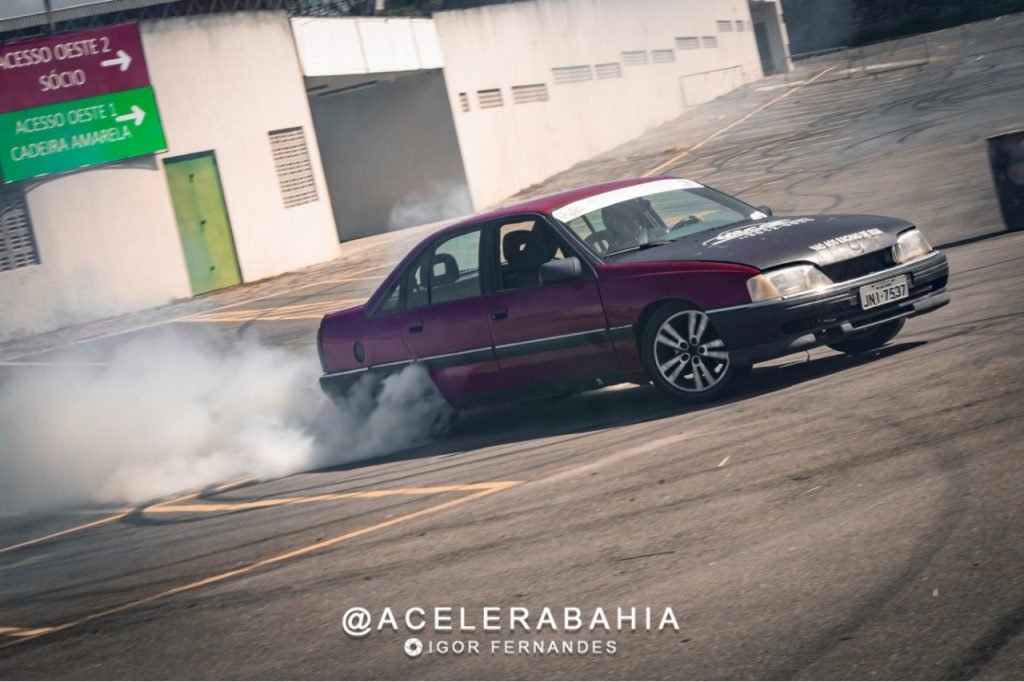 Piloto de drift por um dia: jogadores de videogame encaram a pista na vida  real