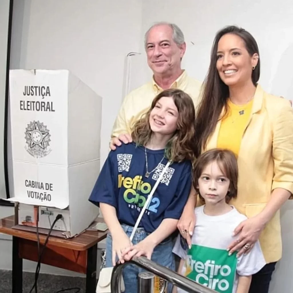 Ciro Gomes vota no Cear e diz que pretende parar ap s elei o